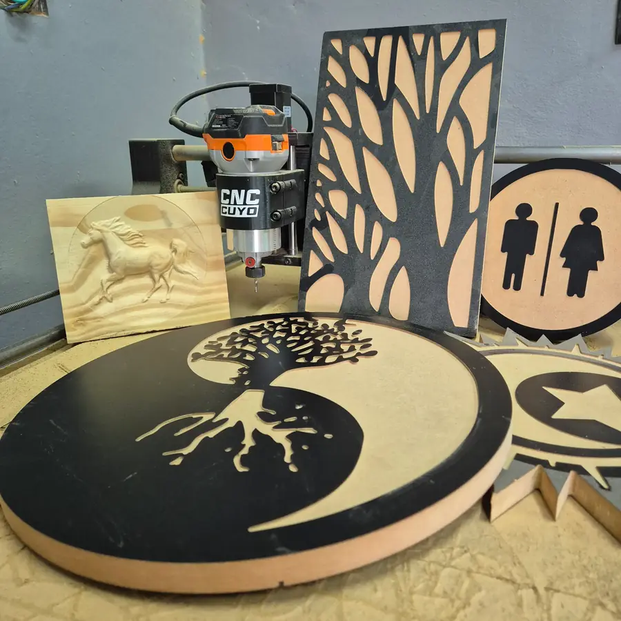 Piezas caladas decorativas: árbol de la vida, cartel de baños y figuras