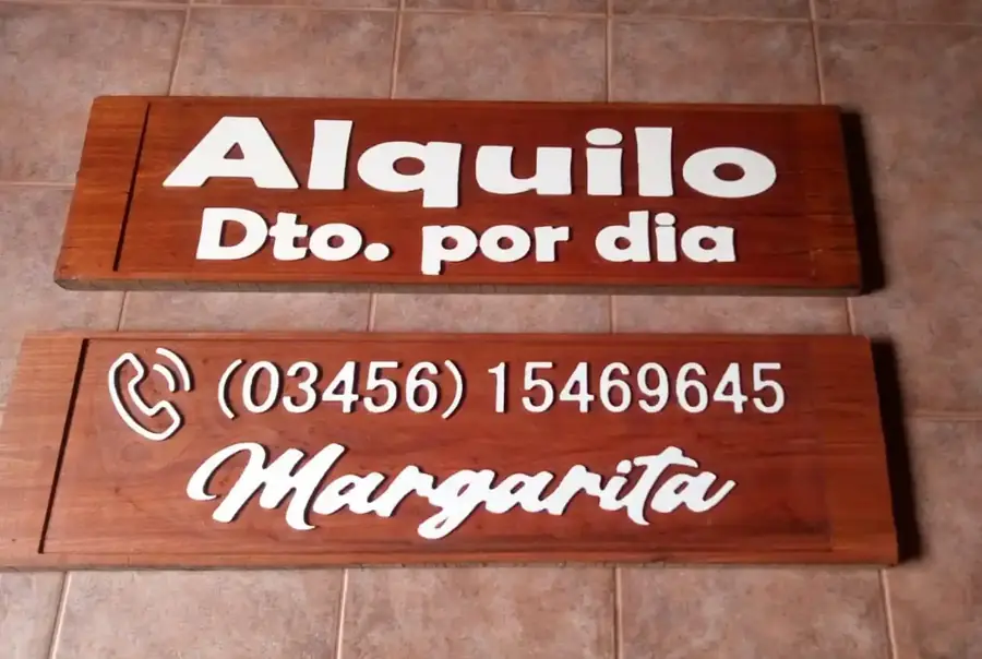 Carteles pintados con letras grabadas