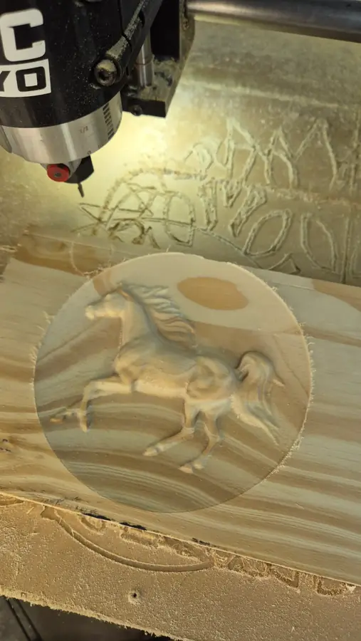 Relieve 3D de un caballo tallado en madera