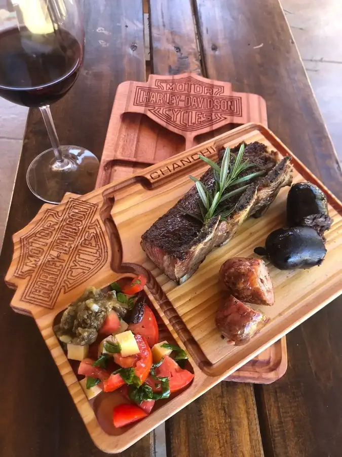 Tabla de asado con divisiones y escudo grabado